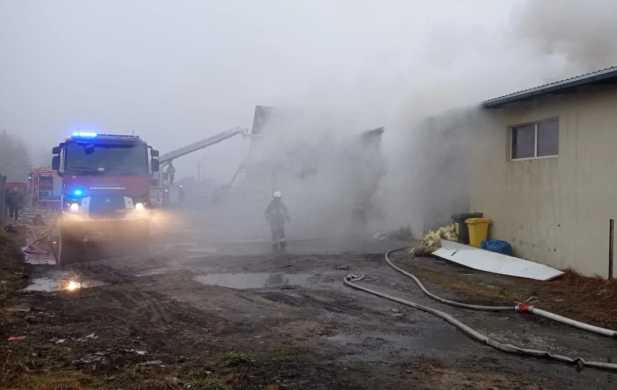 Na 3,6 mln zł wstępnie oszacowano straty po niedzielnym pożarze hali magazynowej przy ulicy Ziemowita w Iławie w woj. warmińsko-mazurskim.