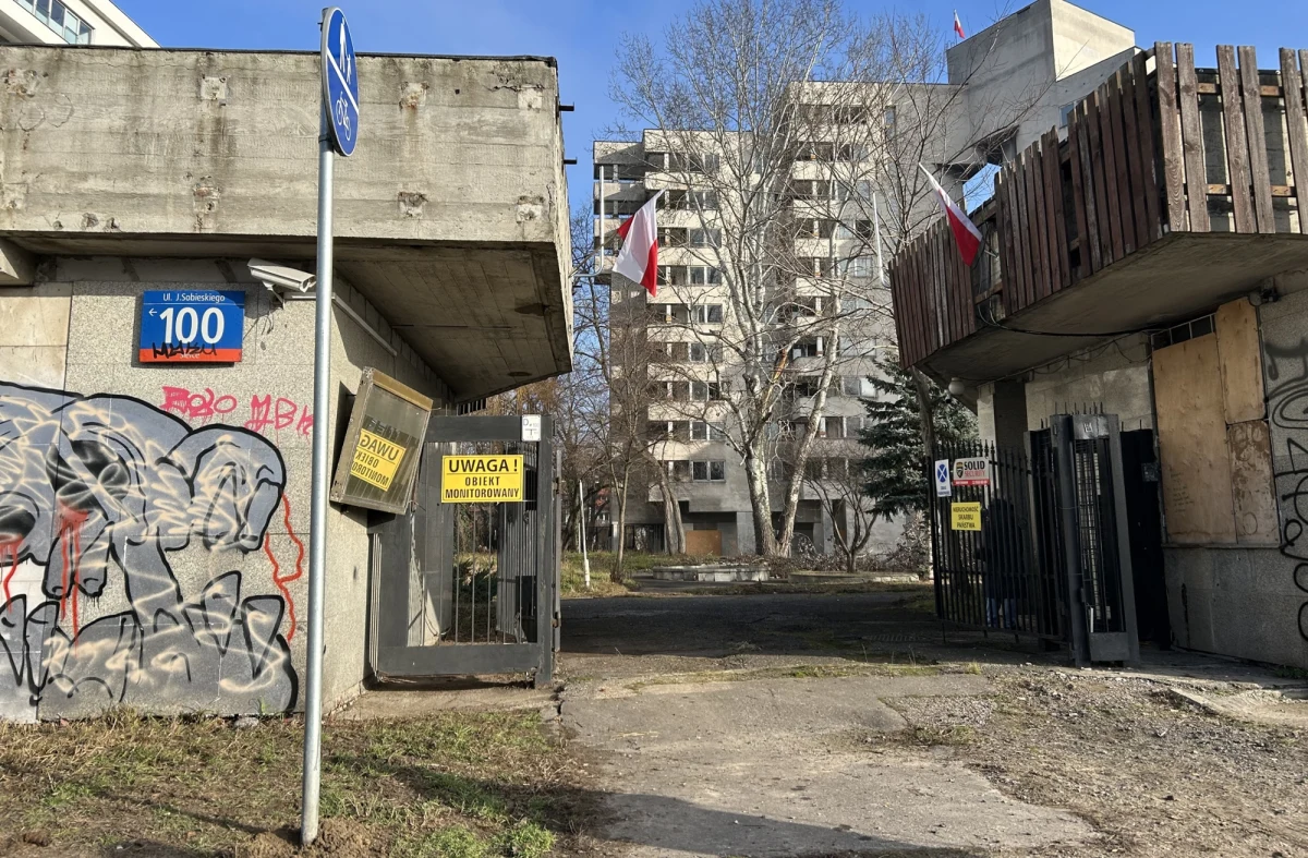 Budynek przy ulicy Sobieskiego 100 w Warszawie, w którym w czasach PRL mieszkali m.in. pracownicy rosyjskiej ambasady, trafił formalnie w posiadanie stolicy. Informację o porozumieniu w sprawie nieruchomości ogłosili dziś prezydent Warszawy i wojewoda mazowiecki. Docelowo w "Szpiegowie" mają powstać mieszkania dla warszawiaków.