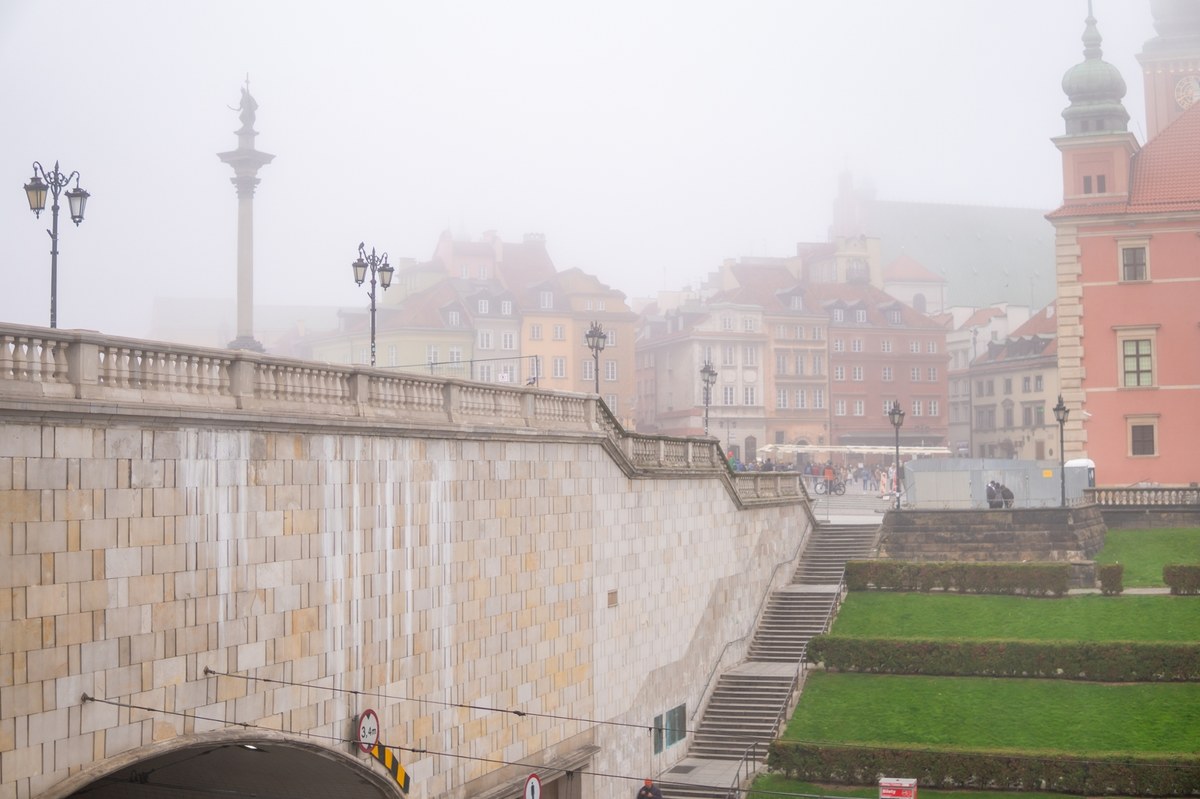 Instytut Meteorologii i Gospodarki Wodnej ostrzega przed gęstymi mgłami ograniczającymi widzialność do 200 metrów. Alerty I stopnia wydano w poniedziałek dla 13 województw.