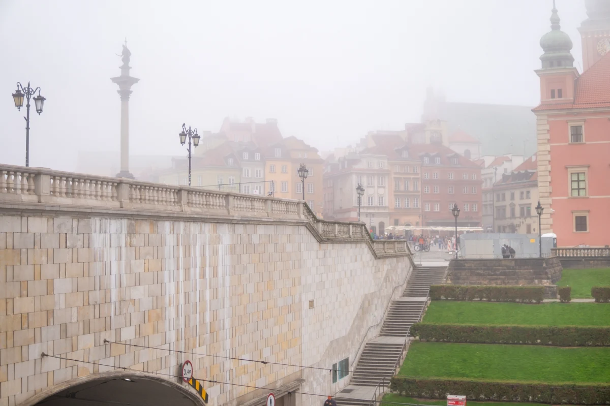 Instytut Meteorologii i Gospodarki Wodnej ostrzega przed gęstymi mgłami ograniczającymi widzialność do 200 metrów. Alerty I stopnia wydano w poniedziałek dla 13 województw.