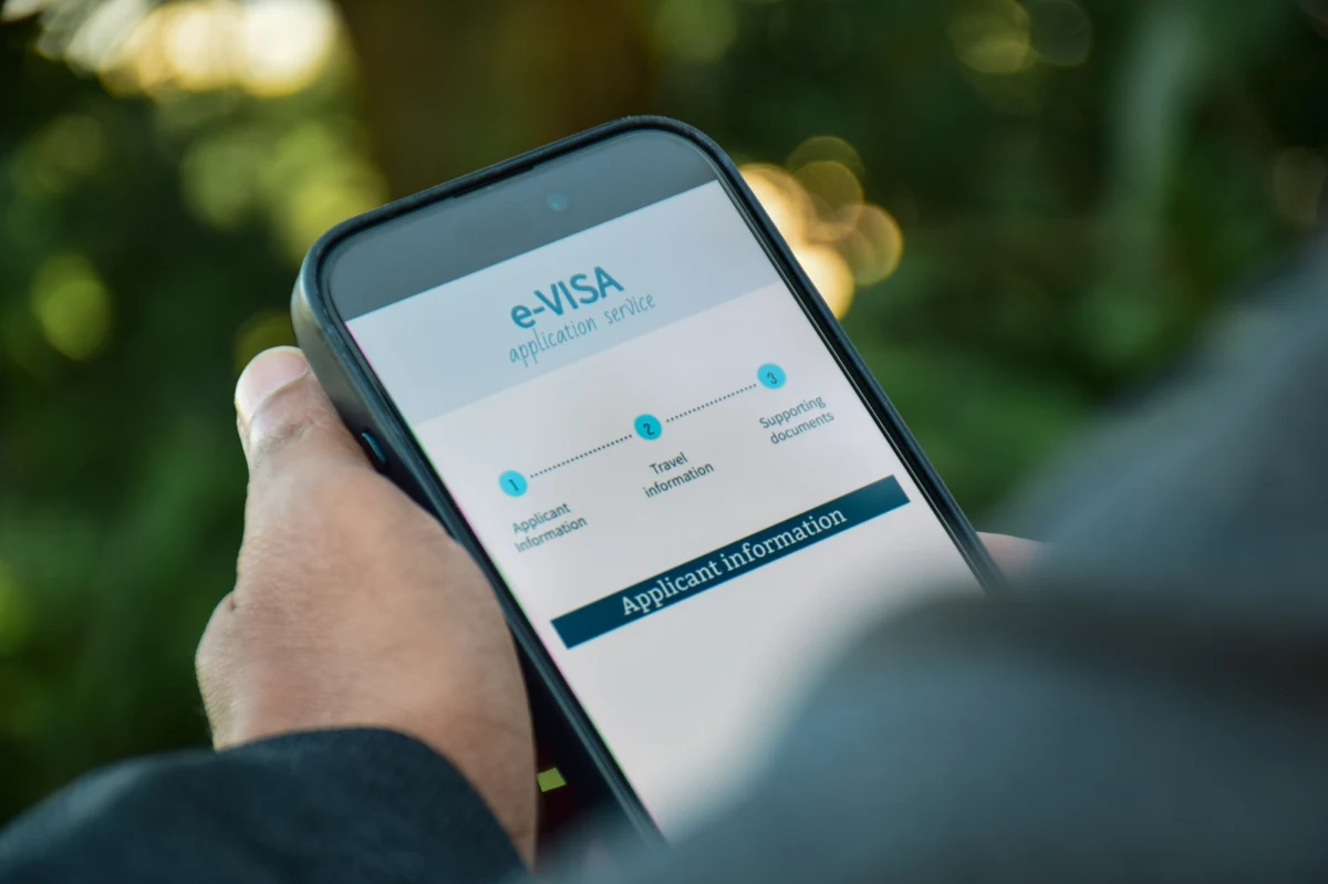 Od 2 kwietnia obywatele państw Unii Europejskiej będą potrzebowali e-wizy, by móc wjechać do Wielkiej Brytanii. Brytyjski rząd bierze pod uwagę podniesienie opłaty, którą trzeba uiścić przy składaniu wniosku.