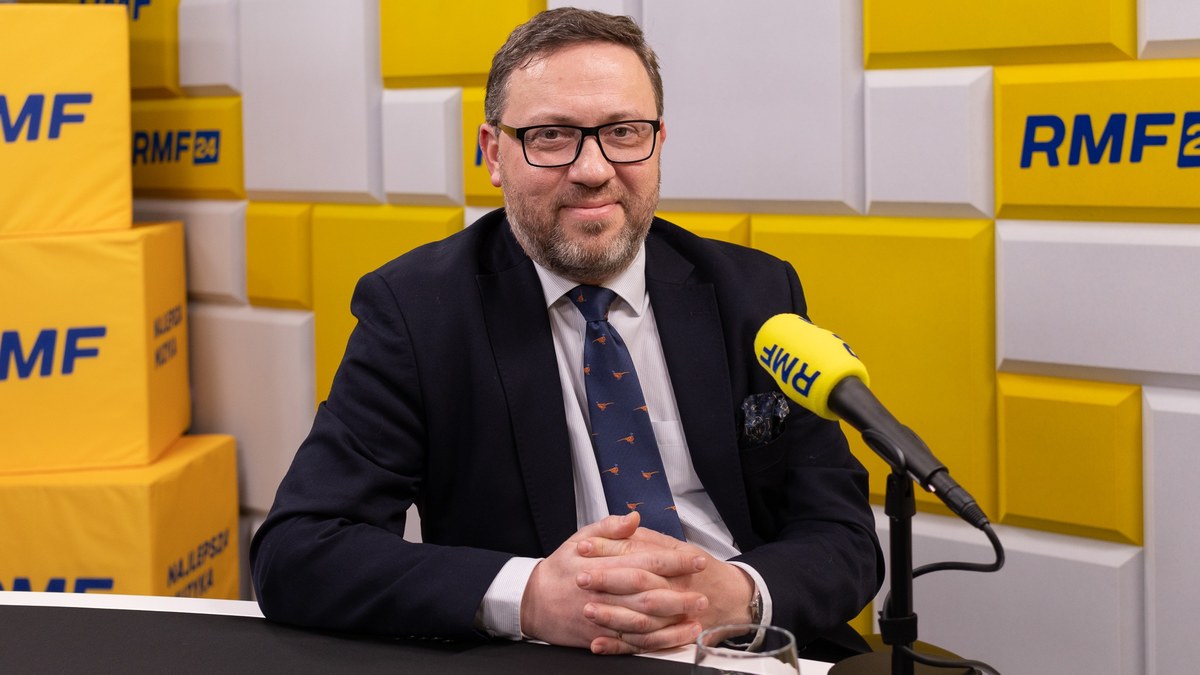 "Kampanijne obietnice to jedno, a rządzenie państwem co innego" – powiedział w Rozmowie o 7:00 w internetowym radiu RMF24 Bartosz Cichocki. Były ambasador Polski w Ukrainie komentował w tych słowach politykę Donalda Trumpa wobec Ukrainy i jego obietnice o zakończeniu wojny w 24 godziny po przejęciu władzy w USA. Ekspert wskazał, że dzisiaj administracja Trumpa nie ma jeszcze konkretnego planu dot. Ukrainy. Gość Piotra Salaka dodawał, że na krajach europejskich spocznie większa odpowiedzialność za pokój na świecie.