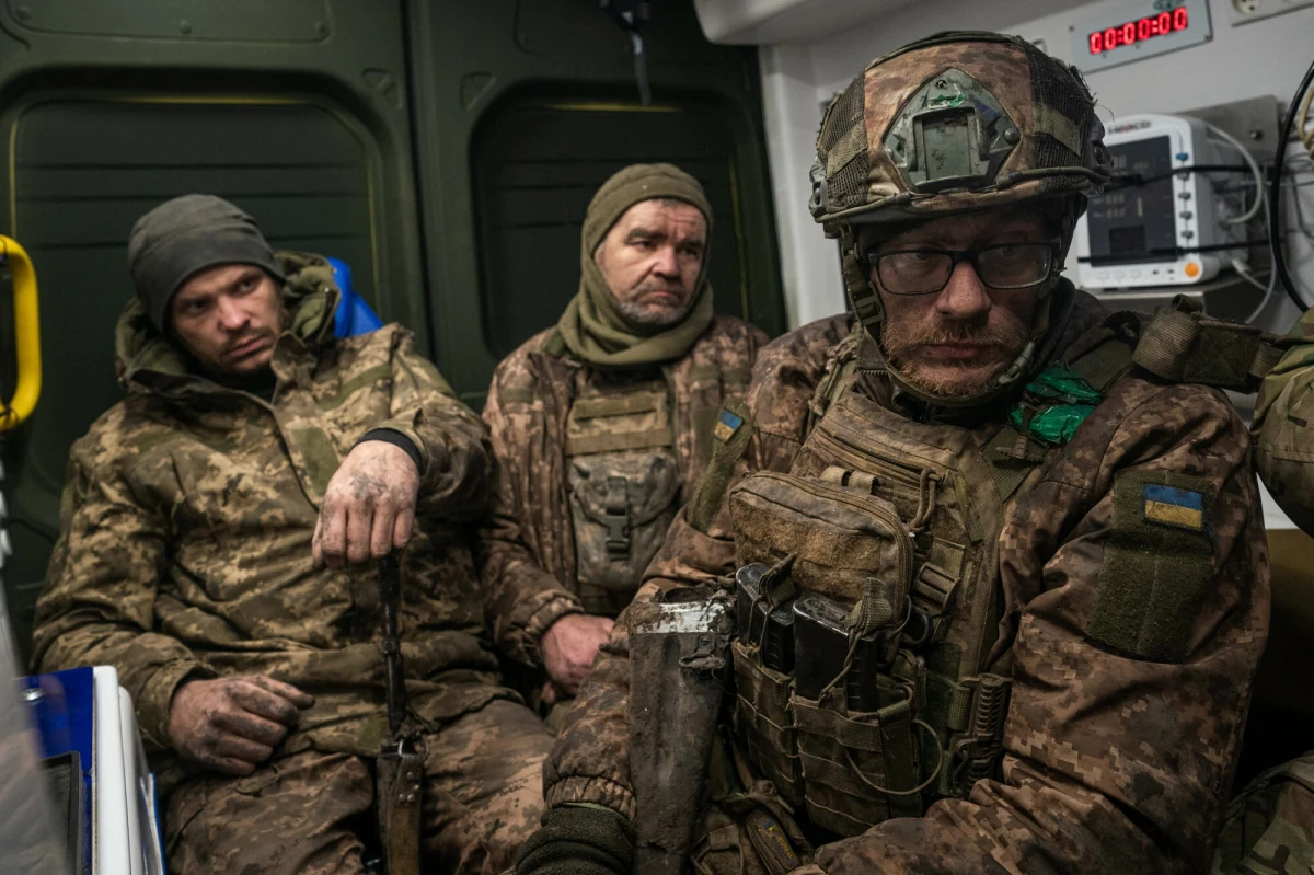 Państwowe Biuro Śledcze Ukrainy (DBR) poinformowało o zatrzymaniu trzech wysokich rangą wojskowych. Dwóch generałów i pułkownik są oskarżeni o zaniedbania, które doprowadziły do zajęcia przez Rosjan części obwodu charkowskiego w ubiegłym roku.