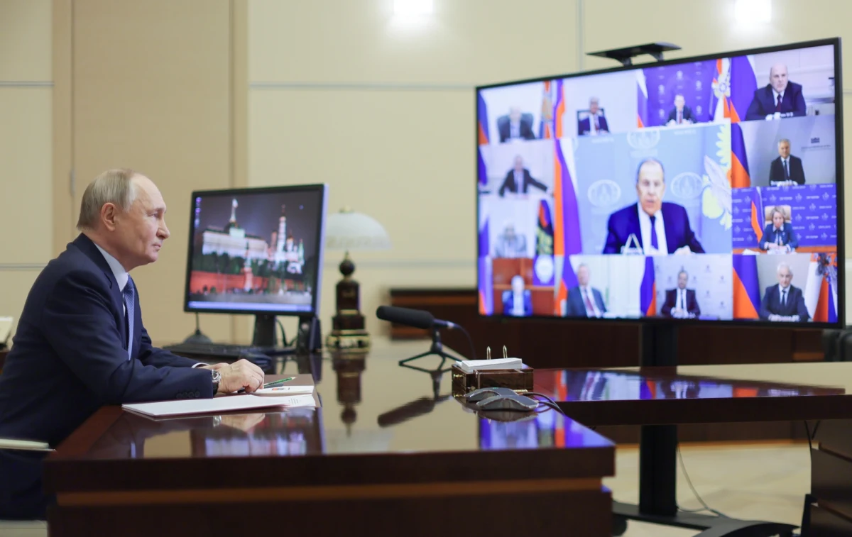 Władimir Putin zwołał posiedzenie Rady Bezpieczeństwa w dniu zaprzysiężenia Donalda Trumpa na prezydenta Stanów Zjednoczonych. Jednym z głównych punktów spotkania była kwestia konfliktu w Ukrainie. Według rosyjskiego przywódcy Moskwa jest otwarta na dialog z nową administracją w Waszyngtonie pod warunkiem "eliminacji przyczyn obecnego kryzysu".