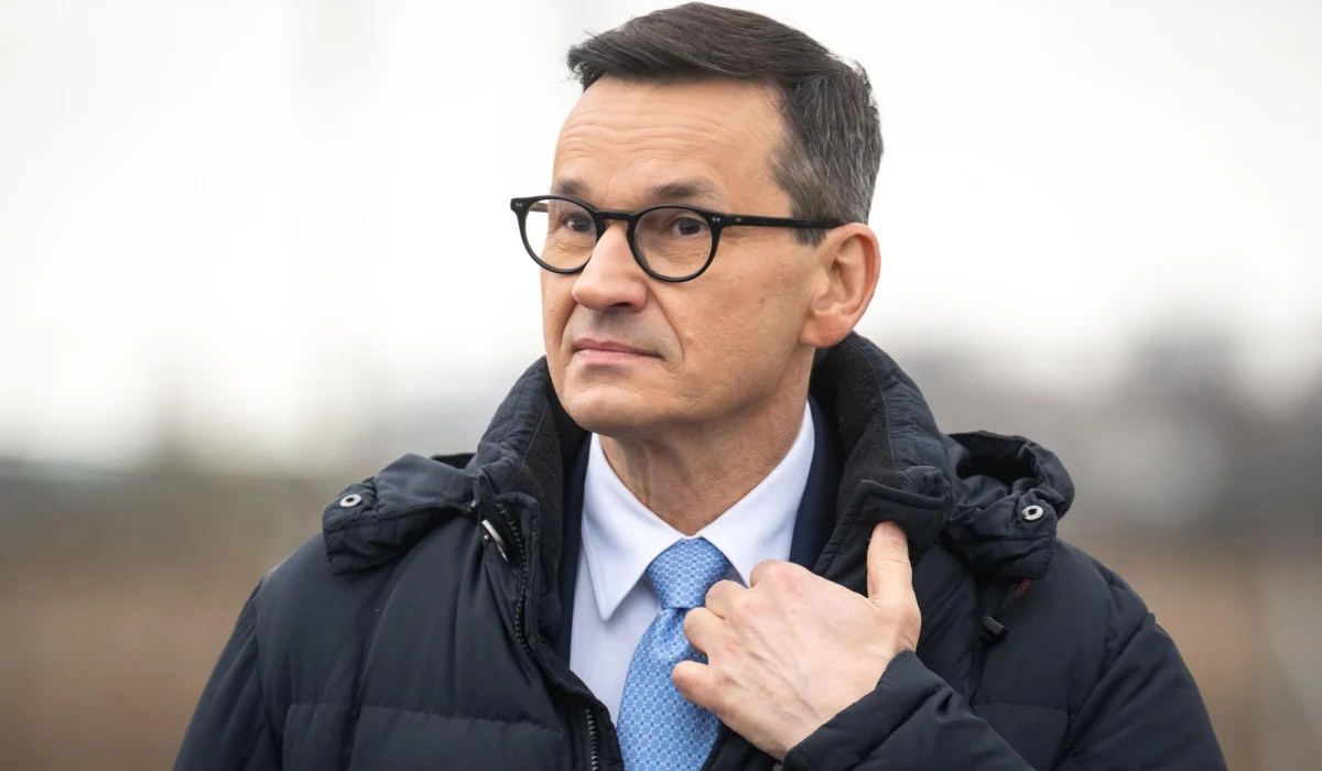 Mateusz Morawiecki dementuje informacje o rzekomych problemach z wejściem na wiec Donalda Trumpa. Były premier twierdzi, że w tłumie próbował dostać się piechotą na "umówiony wcześniej wywiad". Pojawiające się w sieci doniesienia, jakoby próbował przekonać strażników, by go wpuścili, pokazując swoją stronę na Wikipedii, Morawiecki nazwał "kłamstwem".