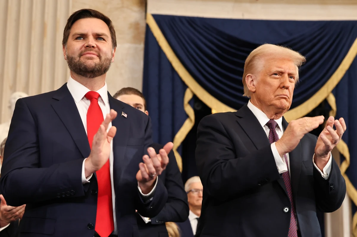 Donald Trump, zaprzysiężony w poniedziałek na 47. prezydenta Stanów Zjednoczonych, najpierw uprzejmie powitał byłych przywódców - Baracka Obamę, Joe Bidena i Kamalę Harris - a potem przystąpił do wyliczania błędów poprzednich administracji i recytowania litanii obietnic. "Złota era Ameryki zaczyna się dziś" - tymi słowami Trump rozpoczął swoje inauguracyjne przemówienie.