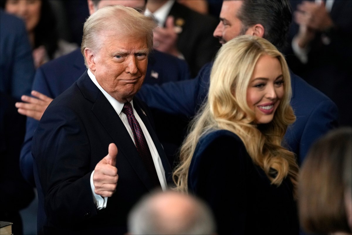 ​Donald Trump został w poniedziałek zaprzysiężony na 47. prezydenta Stanów Zjednoczonych podczas ceremonii w Kapitolu. Złożenie przysięgi formalnie rozpoczęło jego prezydenturę.