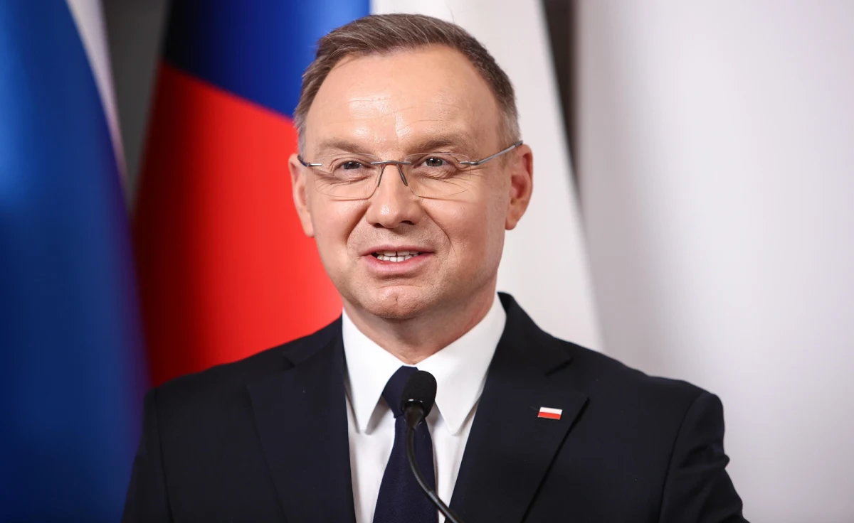 "​Proszę przyjąć serdeczne gratulacje od narodu polskiego" - napisał prezydent Andrzej Duda do nowego przywódcy Stanów Zjednoczonych Donalda Trumpa. Szef państwa polskiego podkreślił, że Polskę i USA łączy wieloletnia przyjaźń i jest przekonany, że prezydentura Trumpa będzie nadal sprzyjać umacnianiu więzi między oboma państwami. Gratulacje Trumpowi złożył też premier Donald Tusk.