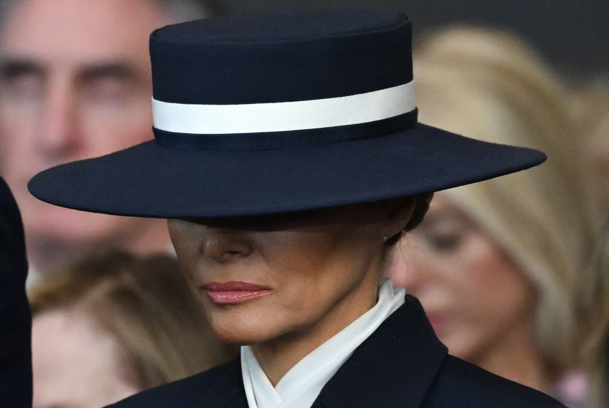 Melania Trump wraca do Białego Domu. Małżonka 47. prezydenta Stanów Zjednoczonych strojem, w którym pojawiła się podczas ceremonii zaprzysiężenia, wywołała niemałe poruszenie. Uwagę przyciągnął zwłaszcza kapelusz, który nadawał pierwszej damie tajemniczości, zasłaniając jej spojrzenie. Jak komentują zagraniczne media, wybór nakrycia głowy nie był przypadkowy.