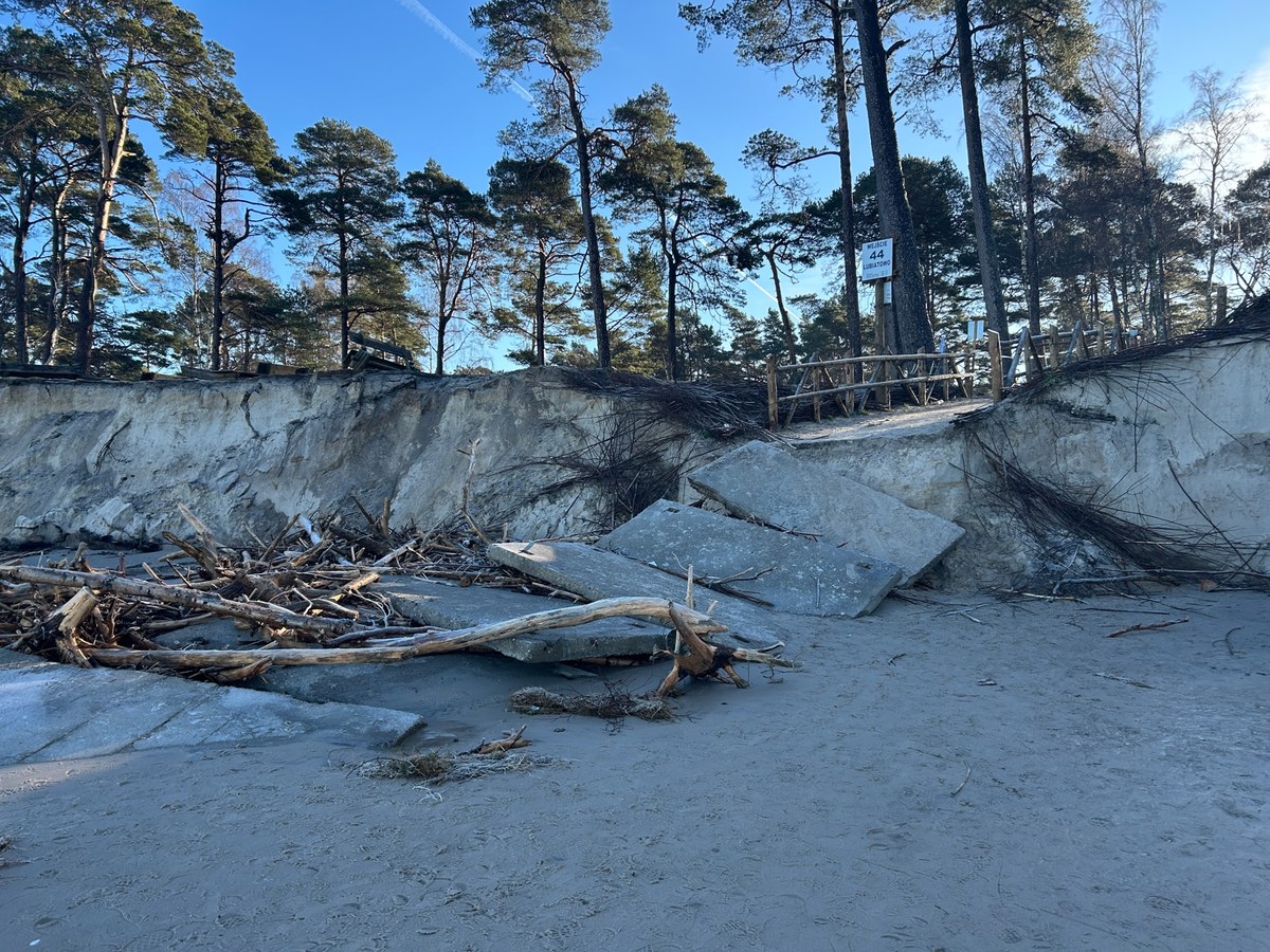 Popularne wejście na plaże nr 44 w Lubiatowie w Pomorskiem znów zostało zniszczone przez sztorm. W zeszłym roku po zimowych wiatrach i falach zejście było naprawiane. Na plaży leżą drzewa i połamane gałęzie. Fale podmyły klify, odkrywając tajemnice sprzed lat. 