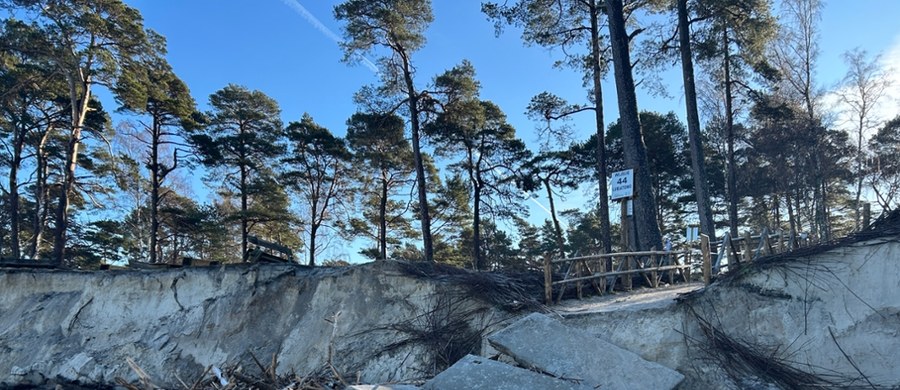 Popularne wejście na plaże nr 44 w Lubiatowie w Pomorskiem znów zostało zniszczone przez sztorm. W zeszłym roku po zimowych wiatrach i falach zejście było naprawiane. Na plaży leżą drzewa i połamane gałęzie. Fale podmyły klify, odkrywając tajemnice sprzed lat. 