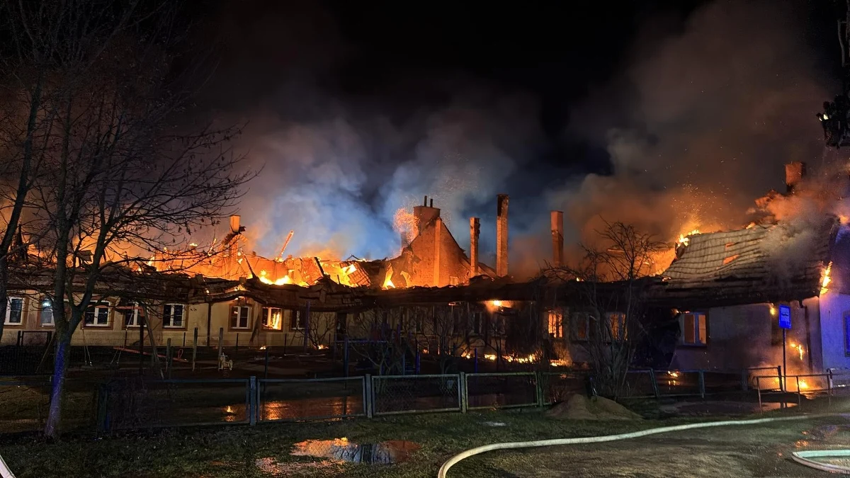 Strażacy opanowali pożar, który w poniedziałek wieczorem wybuchł w szkole w miejscowości Szkotowo k. Nidzicy w województwie warmińsko-mazurskim. Nie ma osób poszkodowanych.