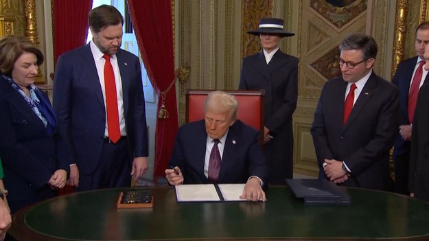 Prezydent USA Donald Trump podpisał pierwsze dokumenty. Są wśród nich m.in. nominacje na członków swojego gabinetu podczas ceremonii na Kapitolu.