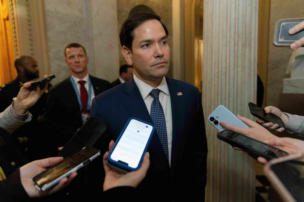 Senat Stanów Zjednoczonych zatwierdził jednogłośnie nominację republikańskiego senatora Marca Rubio na stanowisko sekretarza stanu USA w administracji nowego prezydenta USA Donalda Trumpa. Za jego kandydaturą było 99 głosów, nikt nie głosował przeciw. Rubio jest surowym krytykiem Chin i orędownikiem Izraela.