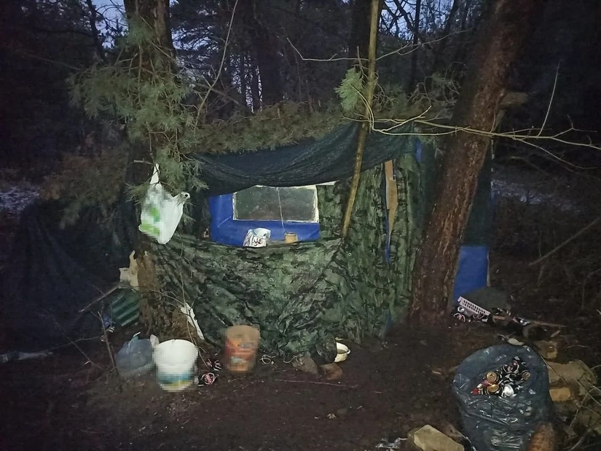 Za posiadanie narkotyków odpowie 38-latek z Białej Podlaskiej. W przygotowanym przez mężczyznę szałasie policjanci znaleźli amfetaminę, która wystarczyłaby do sporządzenia ponad 300 porcji dilerskich tej substancji. Okazało się, że razem z mężczyzną w namiocie przebywa poszukiwana 29-letnia kobieta. 