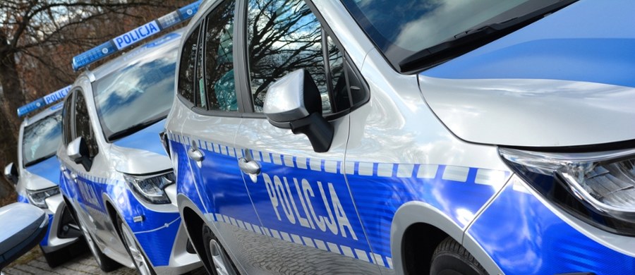 Policyjna obława na Kaszubach. Zablokowana była droga krajowa nr 7 w Lniskach w woj. pomorskim. Nad ranem wpadł tam do Raduni samochód. Uciekali nim sprawcy włamania do sklepu elektronicznego w powiecie kartuskim.