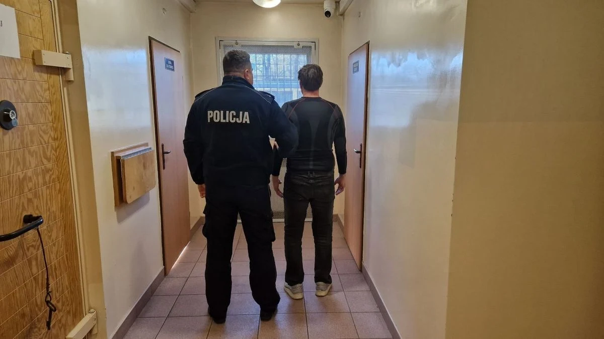 Policjanci z Konstantynowa Łódzkiego (woj. łódzkie) zatrzymali 51-latka podejrzanego o przestępstwo narkotykowe. Mężczyzna wpadł w ręce funkcjonariuszy dzięki czujności dwóch małoletnich dziewczynek. W zamian za pomoc chciał im wręczyć marihuanę. Grozi mu do 3 lat pozbawienia wolności.
