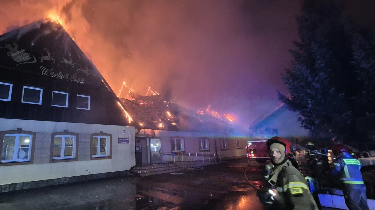 Kilkanaście godzin trwało dogaszanie pożaru szkoły w Szkotowie koło Nidzicy w woj. warmińsko-mazurskim. Ogień wybuchł tam wczoraj wieczorem. Nikomu nic się nie stało, ale ok. 100 dzieci nie może korzystać z placówki. Koszt odbudowy obiektu to według szacunków 16 mln zł.