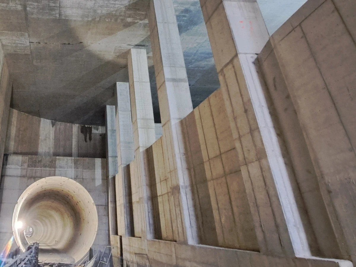 W Łodzi postępują prace związane z budową tzw. "łódzkiego metra". Komory startowe dla tarcz TBM, które rozpoczynały drążenie tuneli, zaczynają znikać z krajobrazu miasta. Zachodnia komora tarczy o nazwie Faustyna została już całkowicie zabudowana i przykryta ziemią. Aktualnie trwają prace konstrukcyjne przy wschodnim wejściu komory dla większej tarczy - Katarzyny.