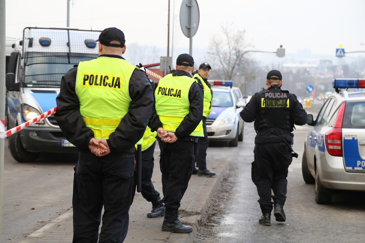Trwa obława za 46-letnim Piotrem J., który w sobotę wieczorem miał zamordować kobietę w mieszkaniu w centrum Ciechanowa na Mazowszu. W poniedziałek prokuratura rejonowa wydała list gończy za mężczyzną. 