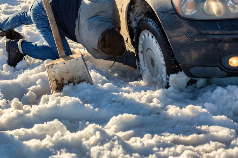 Zakopałeś auto w śniegu? Spokojnie, metod na wyjechanie jest kilka