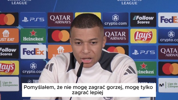 Kylian Mbappe, napastnik Realu Madryt, opowiedział o trudnościach, jakie napotkał podczas adaptacji w nowym zespole. Choć fizycznie czuł się dobrze, początkowo jego forma nie spełniała oczekiwań. Mbappe przyznał, że problem tkwił w kwestiach mentalnych. "Za dużo myślałem o wszystkim. Kiedy zaczynasz za dużo myśleć, nie grasz swojej gry" – mówił zawodnik, wskazując na to, jak ważne jest uwolnienie się od nadmiernej analizy.

Napastnik podkreślił również znaczenie pokory, jaką musiał wykazać, dołączając do drużyny, która odnosiła ogromne sukcesy. "Nie byłem nieśmiały, ale musiałem być pokorny. Real Madryt wygrał wszystko, więc nie mogłem przyjść i powiedzieć: 'To moja drużyna!'" – zaznaczył Mbappe.

Zbliżający się mecz z Salzburgiem, kluczowy dla dalszych losów Ligi Mistrzów, to dla Mbappe okazja, by pomóc drużynie w walce o awans. "Teraz jestem gotowy, by pomóc mojej drużynie. W Madrycie trzeba grać dobrze przez cały czas" – podsumował.

Real Madryt znajduje się w trudnej sytuacji w Lidze Mistrzów, zajmując 20. miejsce z dziewięcioma punktami. Zwycięstwo z Salzburgiem jest niezbędne, by utrzymać szansę na awans.