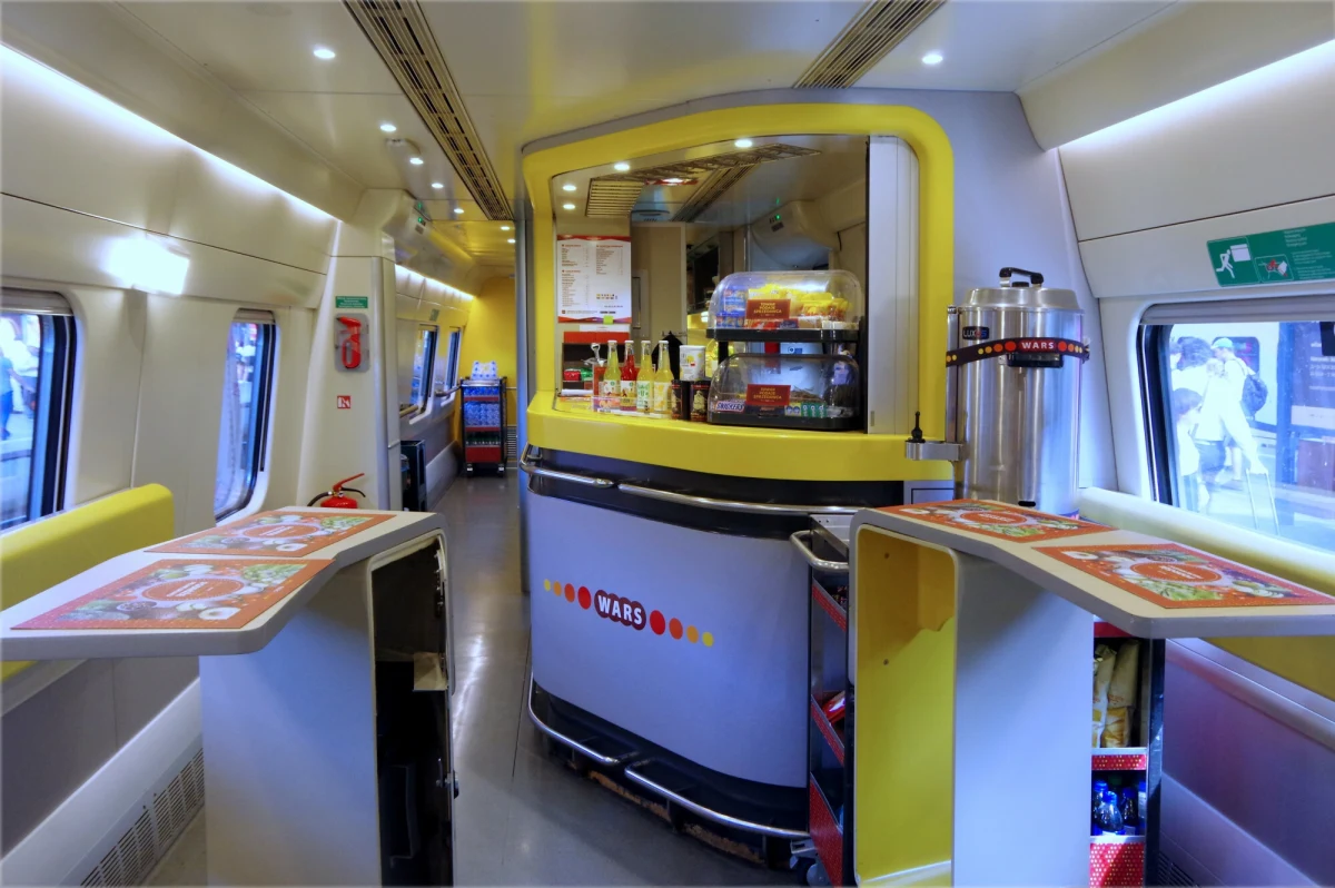 Już tylko 46 pociągów w rozkładzie jazdy jest oznaczonych jako TLK. To mniej niż jesienią zeszłego roku. W PKP Intercity przekonują, że to zmiana z korzyścią dla pasażerów, bo poprawi się komfort podróży pociągami bez zmiany ceny za bilet. Przewoźnik zapowiada też zakup nowych wagonów restauracyjnych.