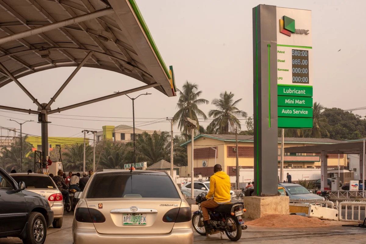 To będzie koniec ery importu benzyny z Europy? Jej masową produkcję rozpoczęła nigeryjska rafineria Dangote Oil. Produkcja jest tak duża, że wkrótce będzie mogła zaspokoić potrzeby całej Afryki. To mogłoby zakończyć trwający od dziesięcioleci handel europejską benzyną, którego wartość szacuje się na 17 miliardów dolarów rocznie.