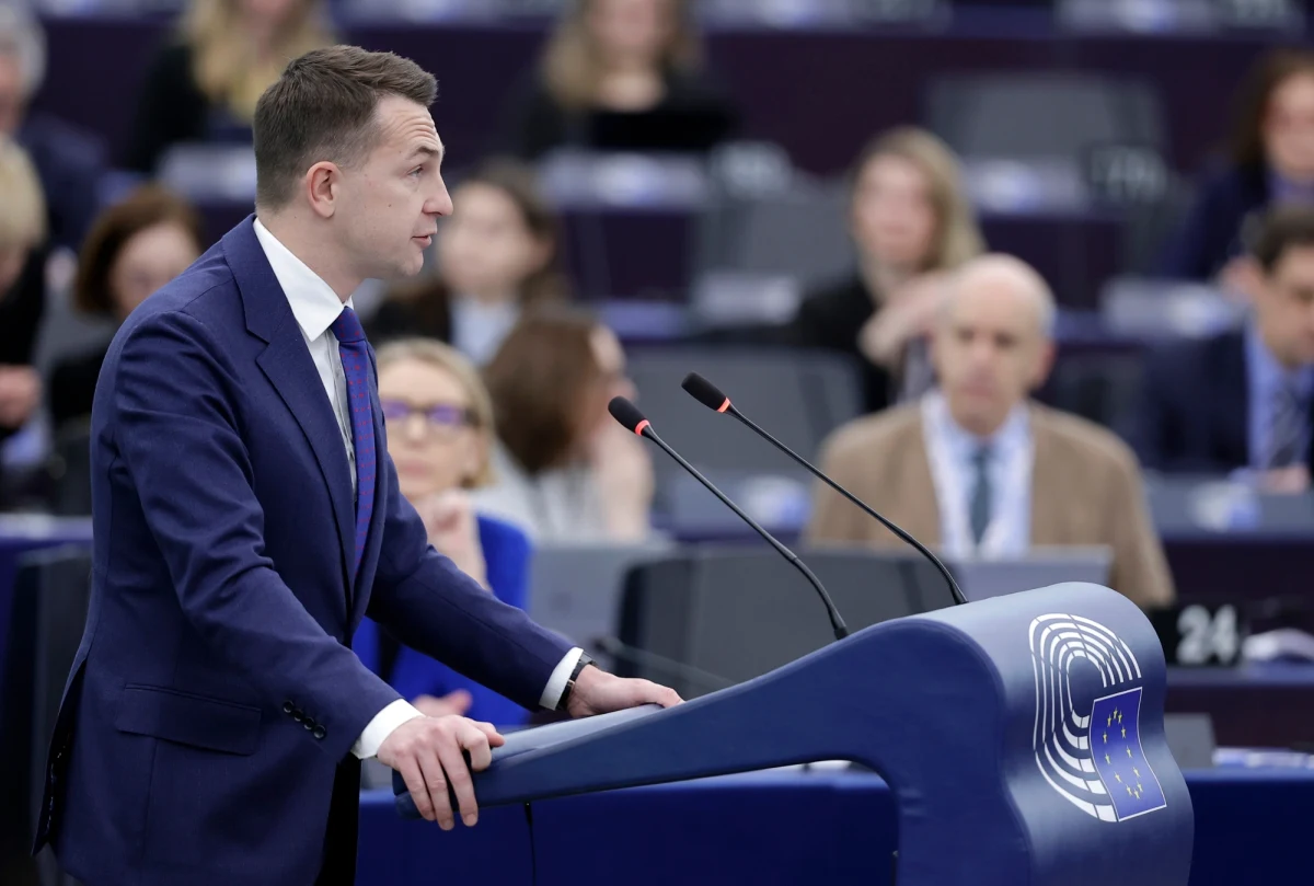 W Parlamencie Europejskim odbyła się debata na temat konsekwencji powrotu Donalda Trumpa na fotel prezydencki w USA. Minister ds. UE Adam Szłapka przedstawiał priorytety UE w stosunkach z nową administracją amerykańską, podkreślając konieczność kontynuowania wsparcia dla Ukrainy oraz zapewnienia bezpieczeństwa UE zarówno militarnego, jak i energetycznego.