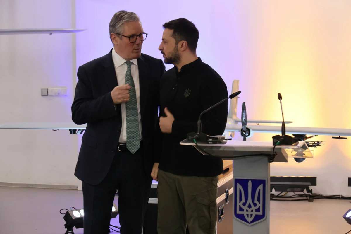 Podpisany niedawno przez Ukrainę i Wielką Brytanię dokument umowy o "stuletnim partnerstwie" przewiduje możliwość rozmieszczenia brytyjskiej infrastruktury obronnej na terenie Ukrainy, w celu wzmocnienia zdolności obronnych obu krajów w sytuacji poważnego zagrożenia militarnego - twierdzi portal Europejska Prawda.