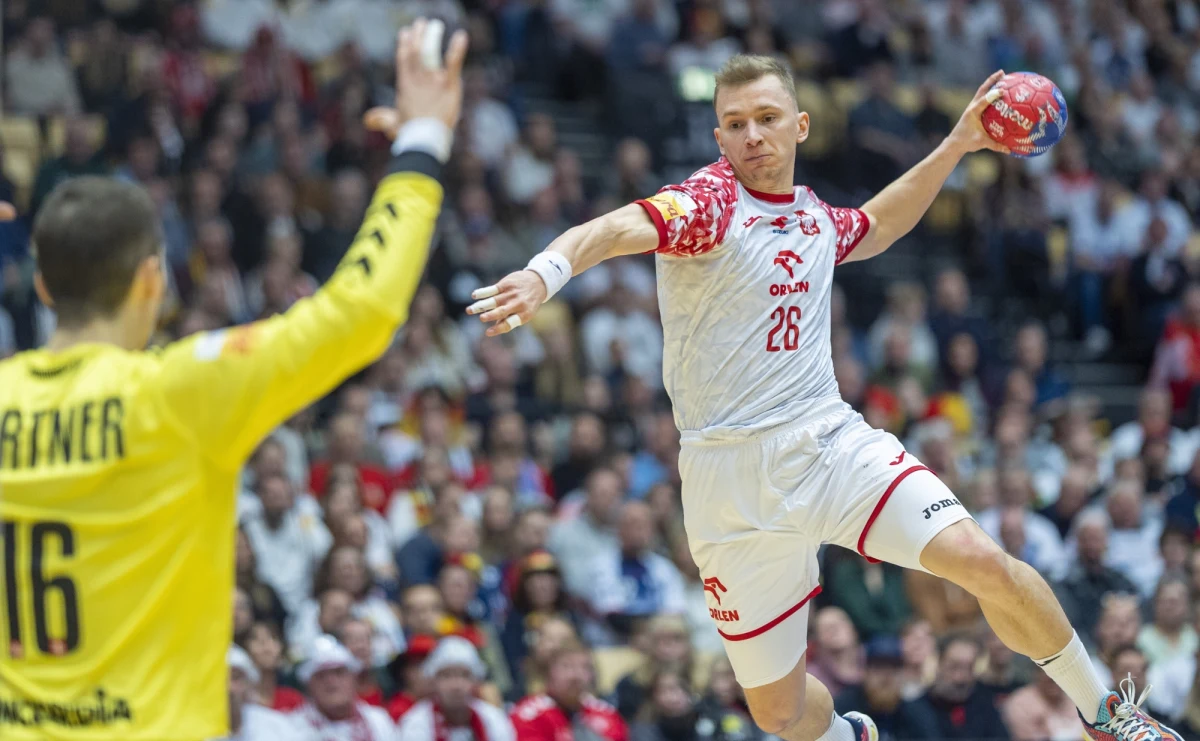 Polscy piłkarze ręczni pokonali w chorwackim Porecu Algierię 38:32 (19:14) w meczu grupy I mistrzostw świata drużyn rywalizujących o Puchar Prezydenta IHF (miejsca 25-32). To pierwsza wygrana Biało-Czerwonych w turnieju.