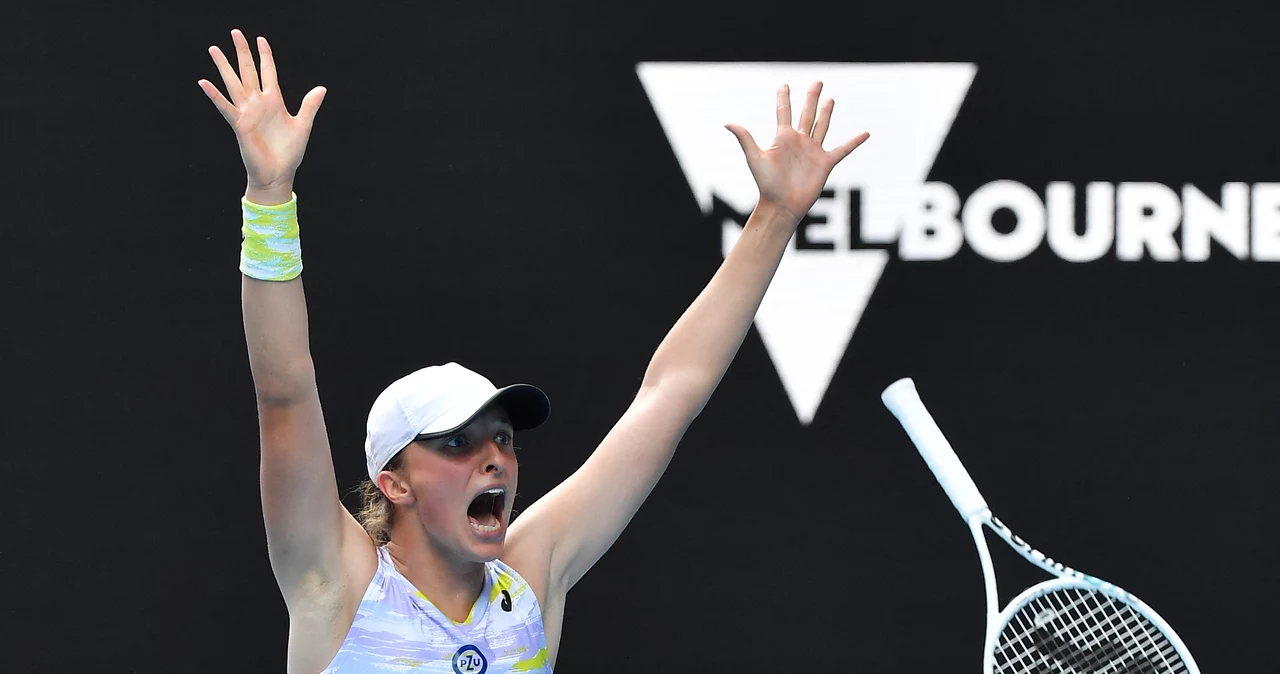 Radość Igi Świątek po jedynym w jej karierze wygranym meczu w ćwierćfinale Australian Open. Trzy lata temu pokonała Kaię Kanepi