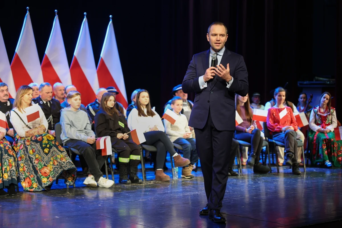 "Jako prezydent RP nigdy nie podpiszę ustawy zwiększającej wiek emerytalny Polek i Polaków" – zadeklarował w Myślenicach Karol Nawrocki – kandydat popierany przez Prawo i Sprawiedliwość. Mówił też, że jeśli prezydent i premier będą z tego samego środowiska politycznego, które próbowało podwyższyć wiek emerytalny, to "seniorzy nie mogą czuć się bezpiecznie".  