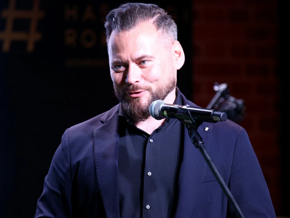 ​"Chcę wam w krzywym zwierciadle pokazać, jak wygląda ten prezydencki wyścig" - powiedział Krzysztof Stanowski, ogłaszając swój start w wyborach prezydenckich. Dziennikarz zaznaczył, że chce być kandydatem na prezydenta, ale nie prezydentem.