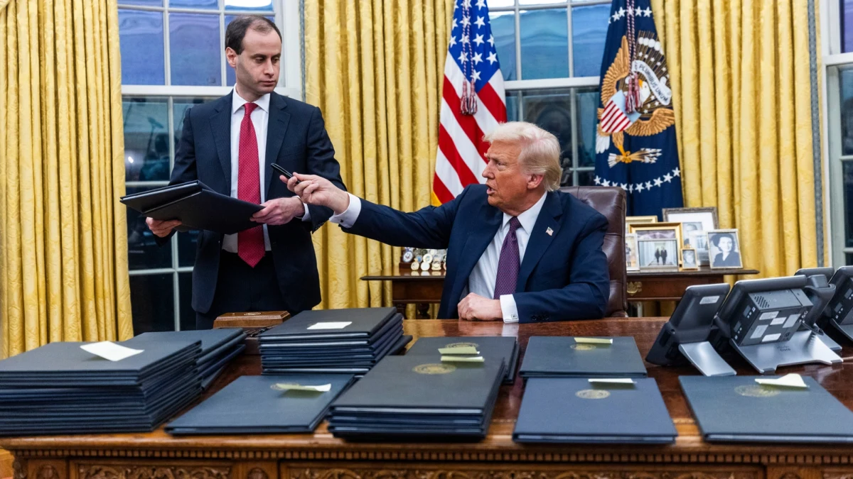 Pierwsze kłopoty administracji Donalda Trumpa? Władze 18 stanów oraz Dystryktu Kolumbii złożyły pozwy przeciwko rozporządzeniu podpisanemu przez nowego prezydenta USA. Trump zniósł prawo niektórych osób urodzonych na terenie Stanów Zjednoczonych do nabywania amerykańskiego obywatelstwa, a to, jak argumentują pozywający, stanowi rażące naruszenie konstytucji.