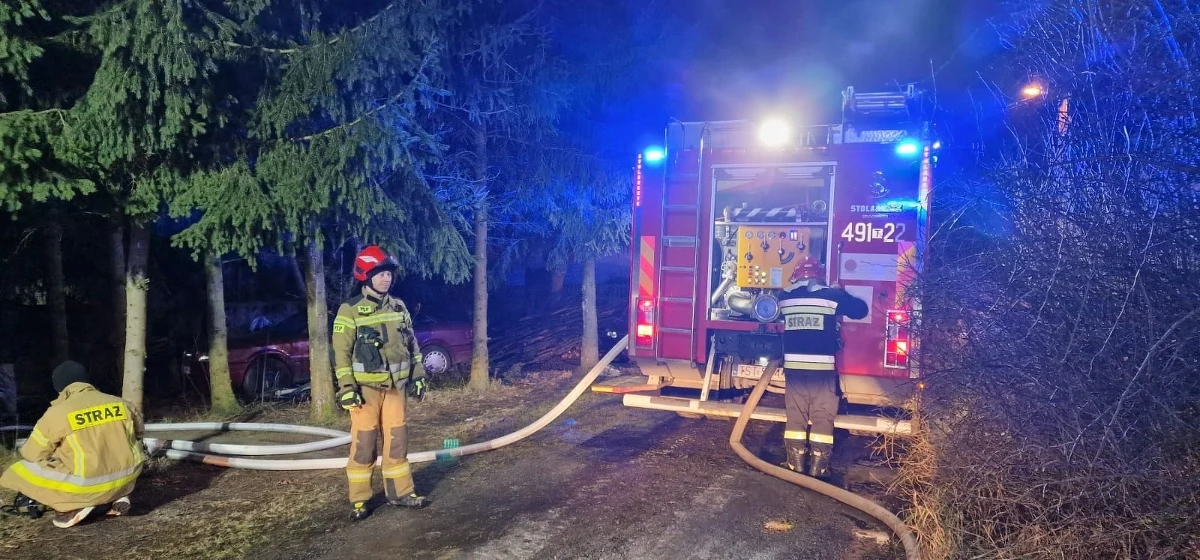 Tragiczny pożar domu w świętokrzyskim Adamowie. W pogorzelisku strażacy znaleźli zwęglone zwłoki.