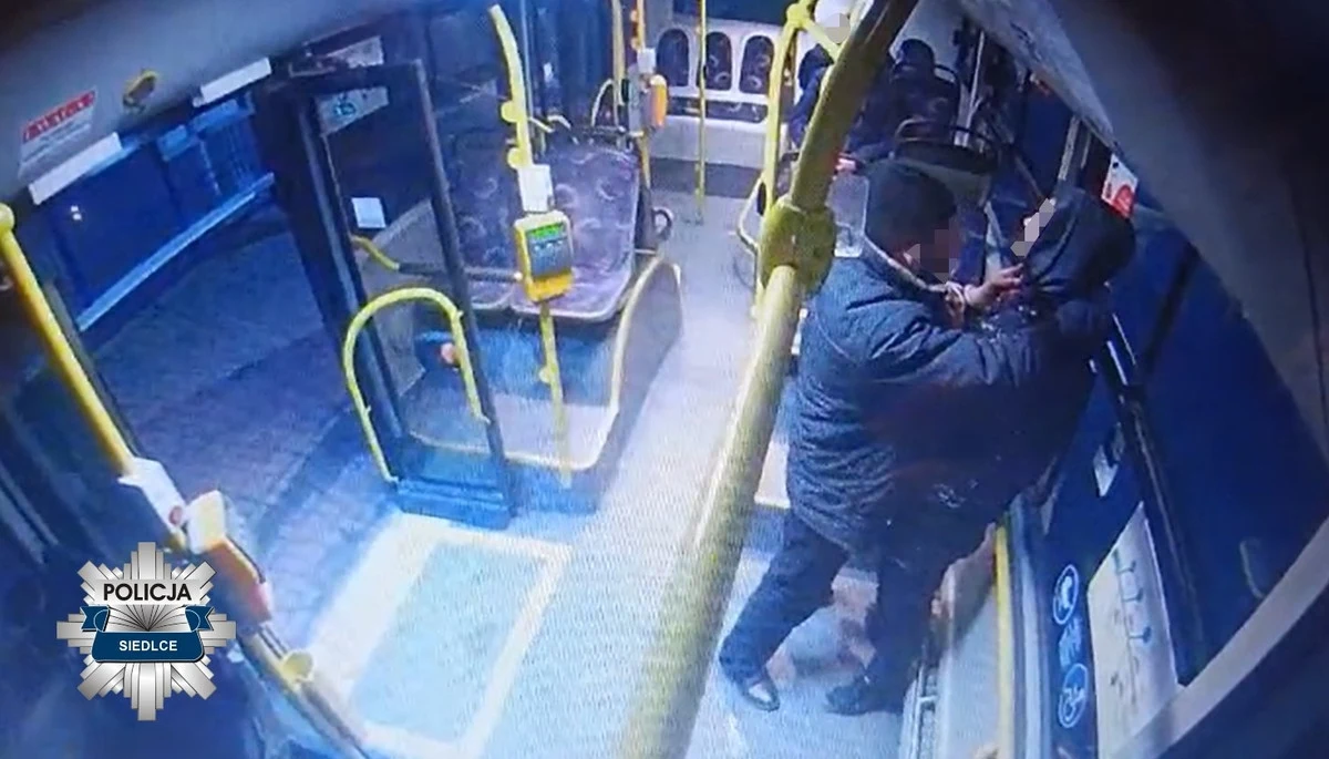 42-letni Ukrainiec, który w weekend zaatakował 15-latka w miejskim autobusie w Siedlcach (woj. mazowieckie), został tymczasowo aresztowany na 3 miesiące. Mężczyzna odpowie za rozbój z użyciem niebezpiecznego narzędzia. 