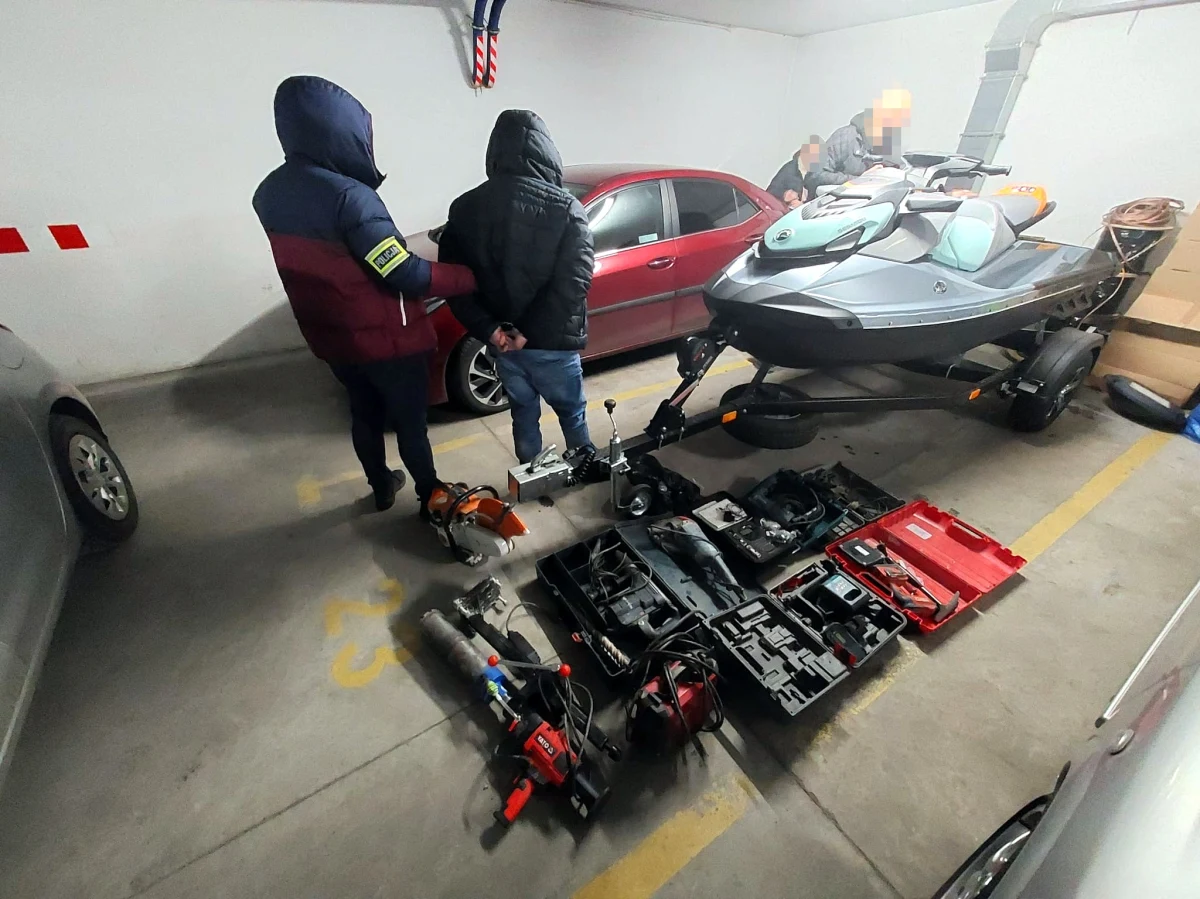 Kradzież skutera wodnego w centrum Warszawy brzmi co nieco egzotycznie, ale taka sytuacja rzeczywiście miała miejsce. Sprawcą, zatrzymanym przez policję, ma być 42-letni mężczyzna z kryminalną przeszłością. Mundurowym udało się już odzyskać skradziony skuter, a także inne przedmioty, w tym takie, które podejrzany mógł ukraść aż 15 lat temu.