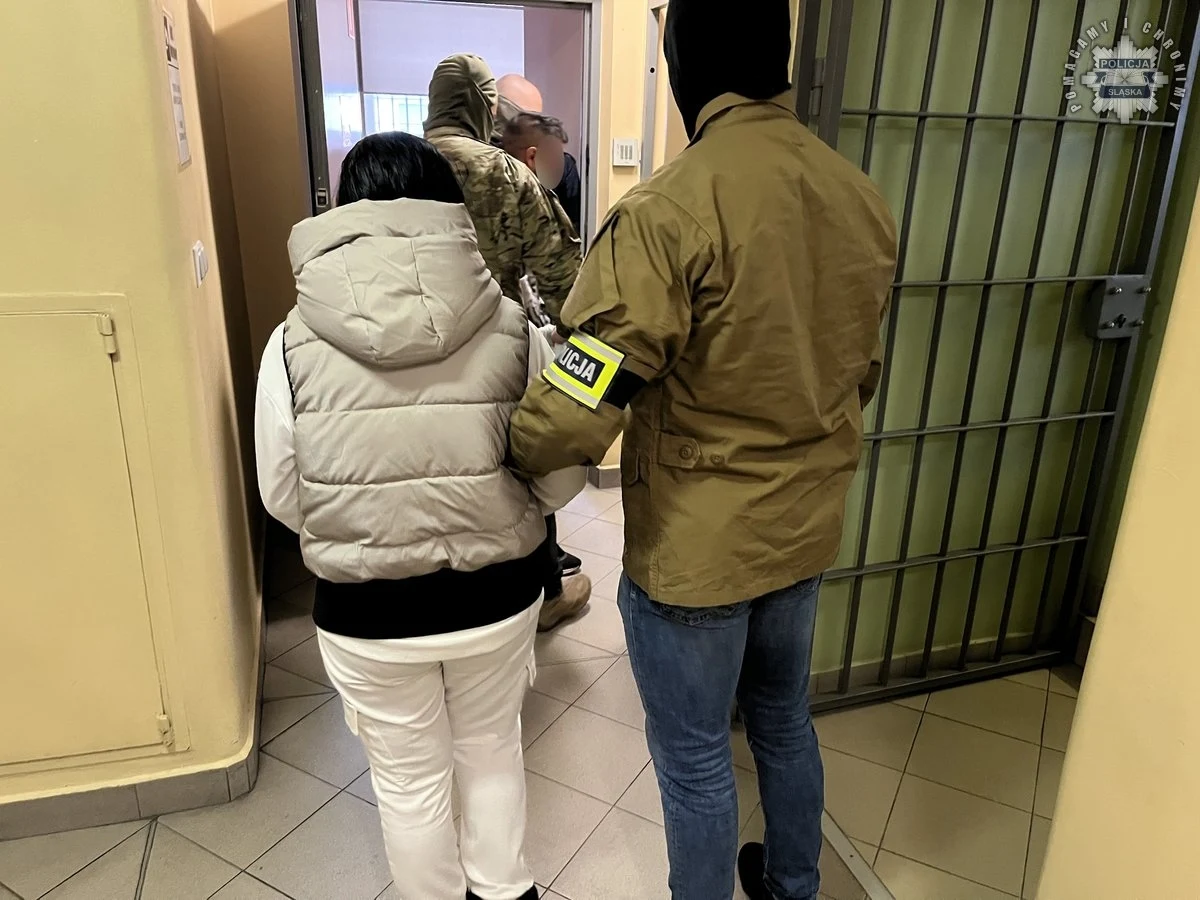 Śląscy policjanci zatrzymali parę obcokrajowców, którzy przyjechali do Polski werbować ludzi do przestępstw w Niemczech. 48-letnia kobieta i 36-letni mężczyzna zostali już tymczasowo aresztowani. Za udział w zorganizowanej grupie przestępczej zajmującej się handlem ludźmi grozi im 20 lat więzienia.