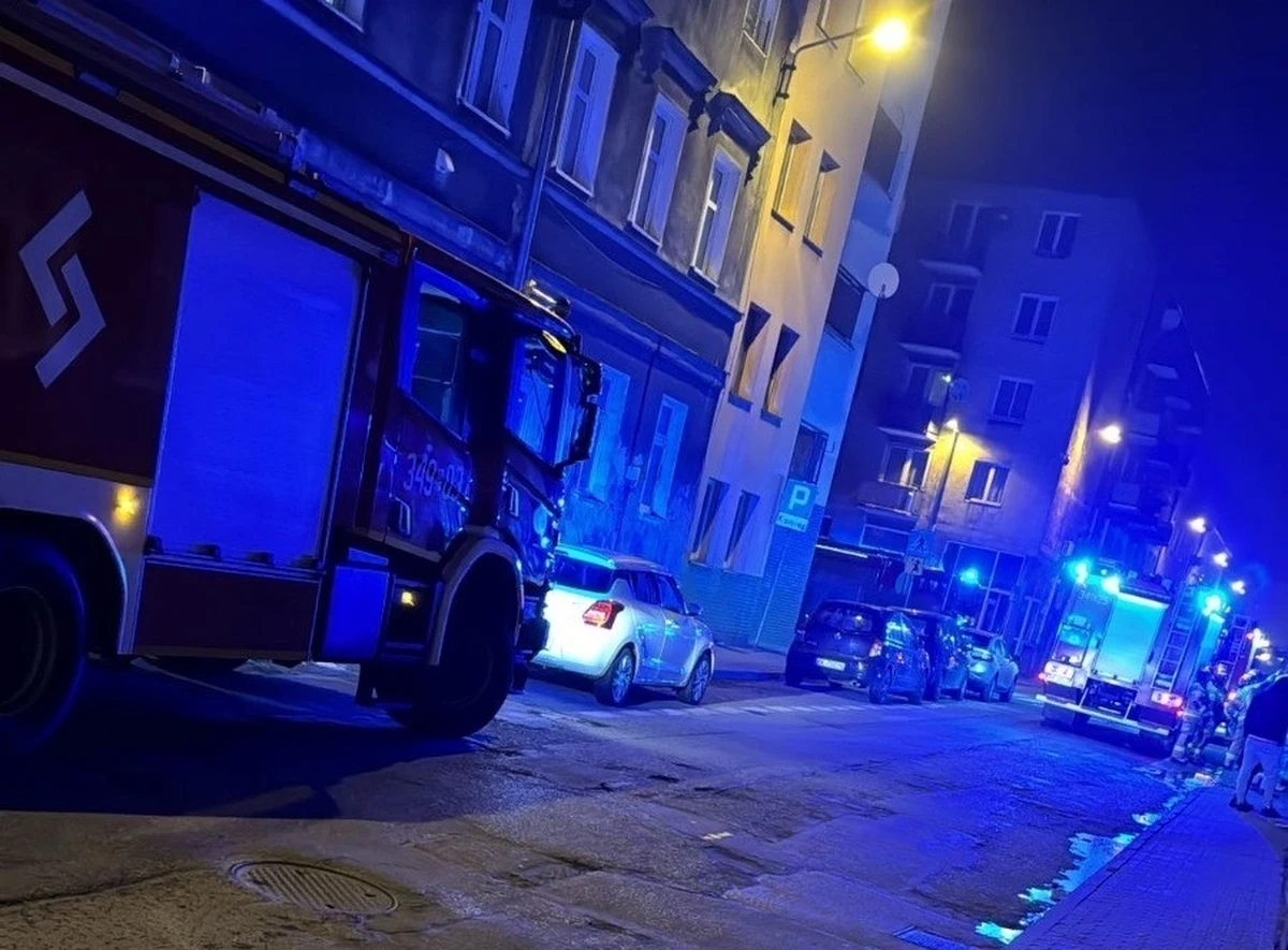 Cztery osoby trafiły do szpitala po pożarze, do którego wieczorem doszło w kamienicy przy ul. Ciasnej w Kaliszu w Wielkopolsce. Wśród poszkodowanych jest troje dzieci. 