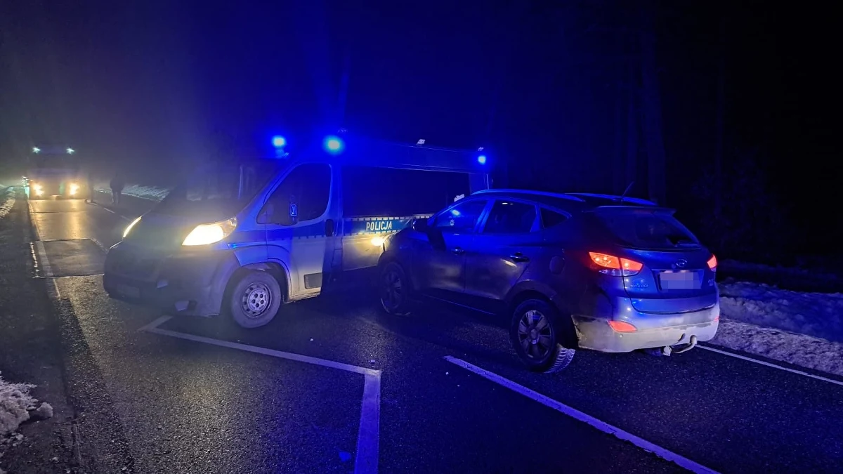 W środę nad ranem 15-latek z Bytowa (woj. pomorskie) zabrał swojej śpiącej matce kluczyki od samochodu i odjechał. Nie zatrzymał się na wezwanie policji, a podczas ucieczki uderzył w policyjny radiowóz, który zablokował mu drogę w Dretyniu. Sprawą chłopaka zajmie się sąd rodzinny.