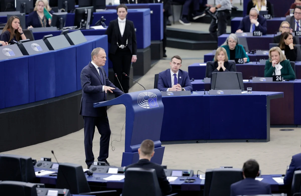 "Podnieście wysoko swoje głowy. Europa była, jest i będzie wielka" - tymi słowami premier Donald Tusk zwrócił się do Europejczyków podczas debaty w Parlamencie Europejskim w Strasburgu. Szef rządu prezentował założenia polskiej prezydencji w Radzie Unii Europejskiej, przebiegającej pod hasłem "Bezpieczeństwo, Europo!". Tusk mówił m.in. o wysokich cenach energii, które "mogą zmieść niejeden demokratyczny rząd w UE".