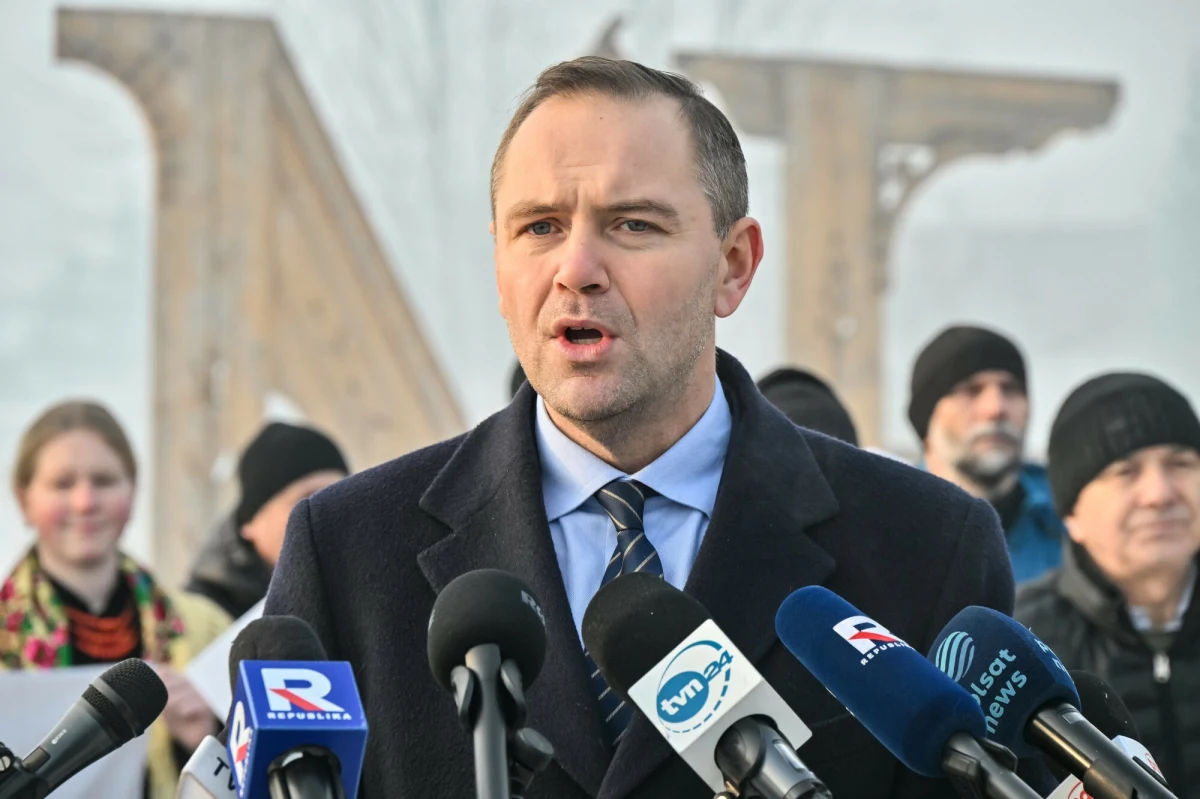 "Apartament należący do Muzeum II Wojny Światowej był zarezerwowany na moje nazwisko, ale nie mieszkałem tam przez 200 dni; służył m.in. do służbowych spotkań" - powiedział wspierany przez PiS kandydat na prezydenta i szef IPN Karol Nawrocki, były dyrektor gdańskiego muzeum. To odpowiedź na informacje "Gazety Wyborczej", która napisała, że Nawrocki przez ponad pół roku korzystał z apartamentu deluxe w muzealnym kompleksie hotelowym zupełnie za darmo. 