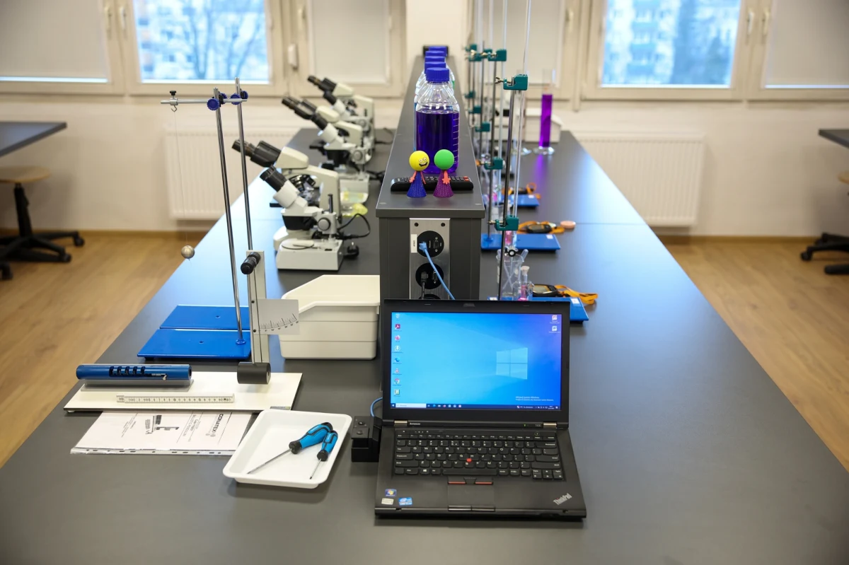 Laboratoria fizyki i nowoczesnych technik kryminalistycznych otworzył Uniwersytet Komisji Edukacji Narodowej w Krakowie. To ta uczelnia jako pierwsza w Polsce uruchomiła samodzielny kierunek kryminalistyka. 