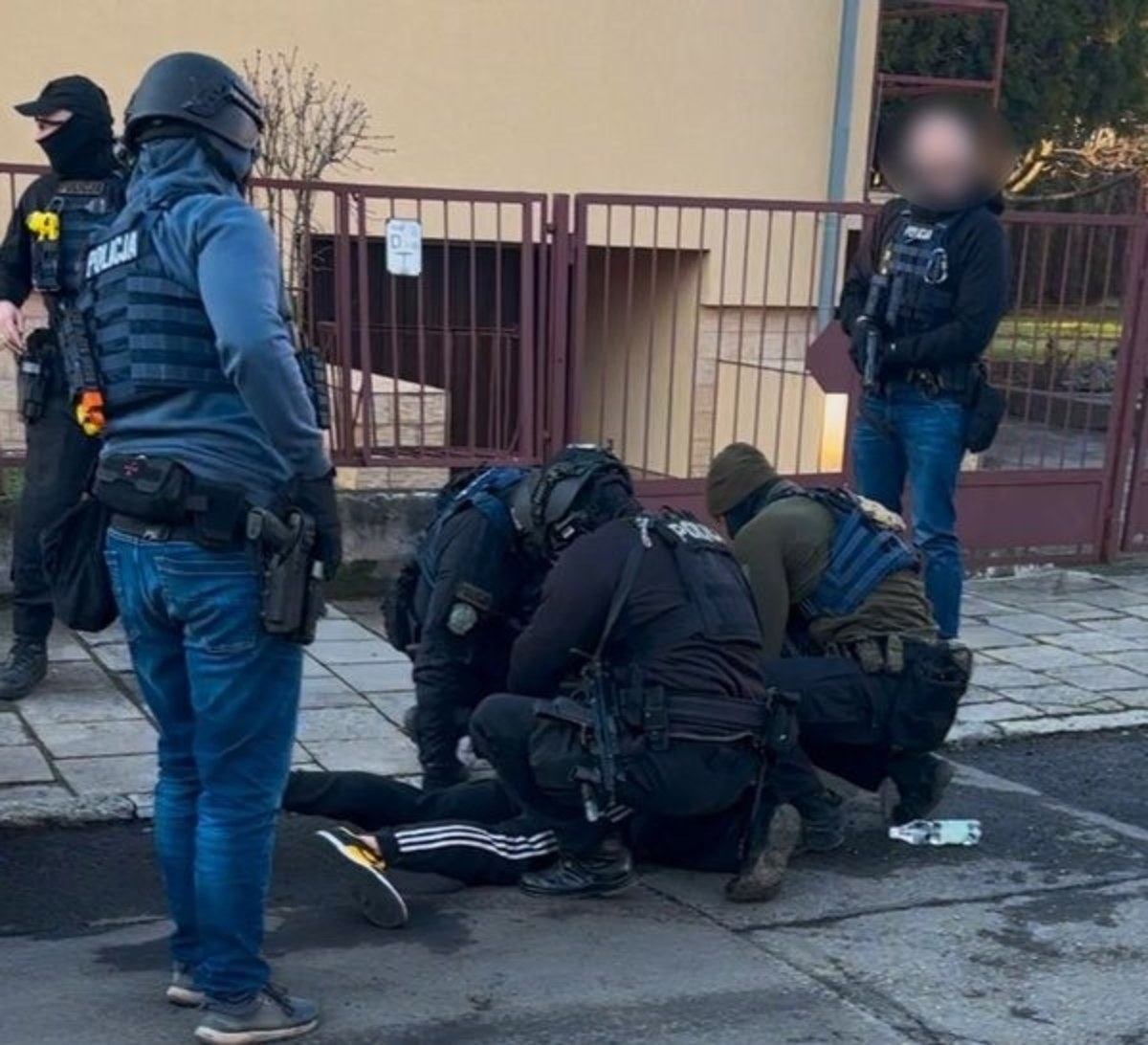 Policja zatrzymała mężczyznę, który jest podejrzewany o gwałt oraz długotrwałe znęcanie się psychiczne i fizyczne nad dwiema kobietami. 32-letni mieszkaniec Wrocławia decyzją sądu trafił do aresztu. Grozi mu do 15 lat więzienia.