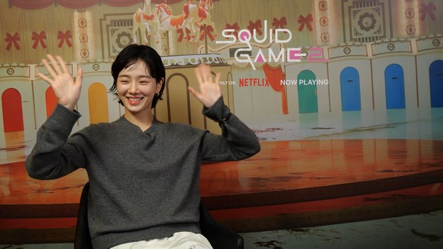  Park Gyu-young to gwiazda drugiego sezonu niekwestionowanego hitu Netfliksa, jakim 
jest “Squid Game”. W najnowszej odsłonie południowokoreańskiego serialu wciela się w 
postać Kang No-eul, która ukazuje widzom kulisy pracy zamaskowanych strażników. W 
rozmowie z Pauliną Gandor dla Interii aktorka opowiedziała o przygotowaniach do roli, 
emocjach na planie oraz zdradziła kilka szczegółów dotyczących trzeciego i zarazem 
finałowego sezonu produkcji.
