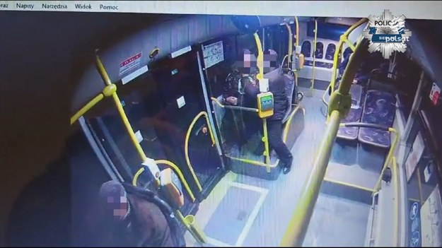 Chwile grozy w miejskim autobusie w Siedlcach i bohaterska postawa kobiety siedzącej za kierownicą. Podczas kursu z nożem na 15-latka rzucił się 42-letni Ukrainiec. Chciał ukraść chłopakowi telefon, ale szybko został zablokowany w autobusie i odwieziony prosto w ręce policji.Materiał dla "Wydarzeń" przygotował Jacek Gasiński.