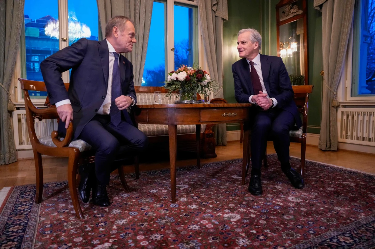 "Nie ma w tym przypadku, że obejmując prezydencję w Radzie UE, zdecydowałem, iż pierwsza moja wizyta poza granice Unii to będzie wizyta w Norwegii" - powiedział premier Donald Tusk podczas wspólnej konferencji prasowej z szefem norweskiego rządu Jonasem Gahrem Stoerem. Zapewnił, że nie ma wątpliwości co do charakteru "incydentów na Bałtyku". "Jeżeli coś wygląda jak rosyjski sabotaż, są w to zaangażowani Rosjanie, a ofiarami są kraje NATO - to jest to rosyjski sabotaż" - podkreślił.