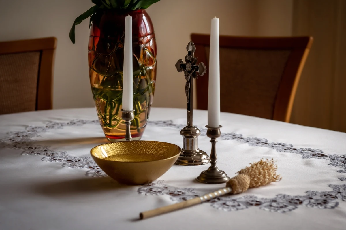 Biskup sosnowiecki ukarał księdza, który w miniony weekend w ramach kolędy odwiedzał domy jednej z parafii w Jaworznie. Brał udział w wizycie duszpasterkiej mimo ciążącego na nim zakazu pełnienia posługi. Mężczyzna jest podejrzany o przestępstwa seksualne.