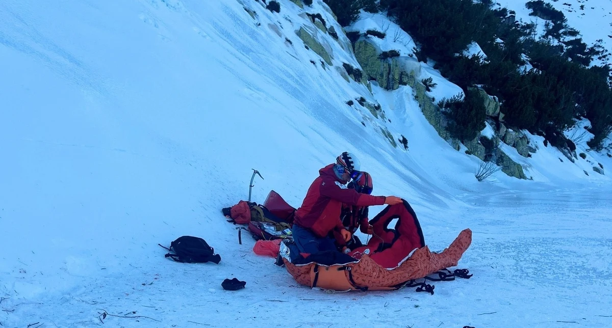 Rozległe obrażenia ma turysta, który w środę po południu spadł z krawędzi Kotła Wielkiego Stawu w Karkonoszach. Trwa akcja ratunkowa GOPR.